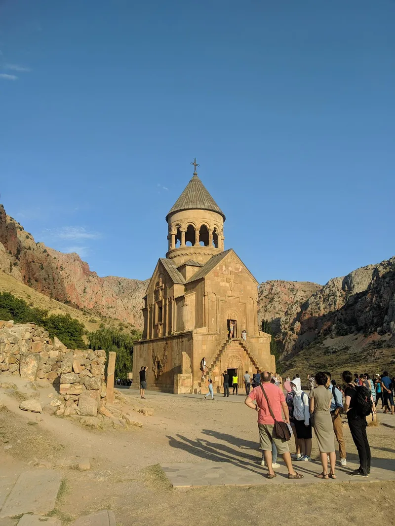 Noravank, Armenia: Guía del Monasterio en el Cañón de Acantilados Rojos