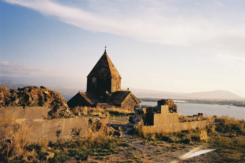 Sevanavank: Historia y Maravilla del Monasterio del Lago Sevan