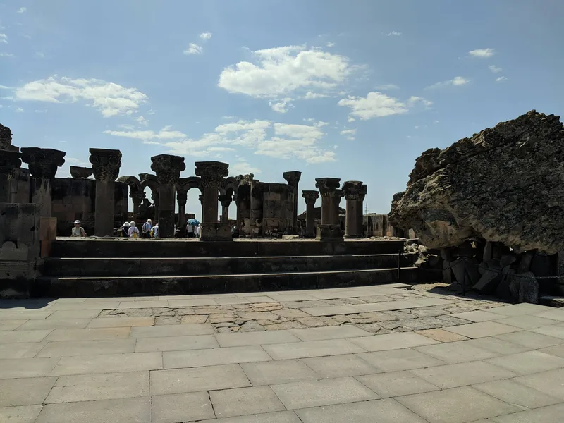 Templo Zvartnots: la maravilla arquitectónica del siglo VII cerca de Ereván