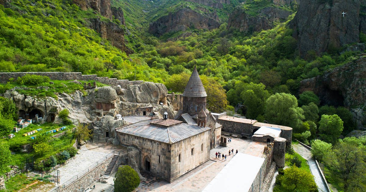 Monasterio de Geghard Armenia — capilla excavada en la roca patrimonio UNESCO