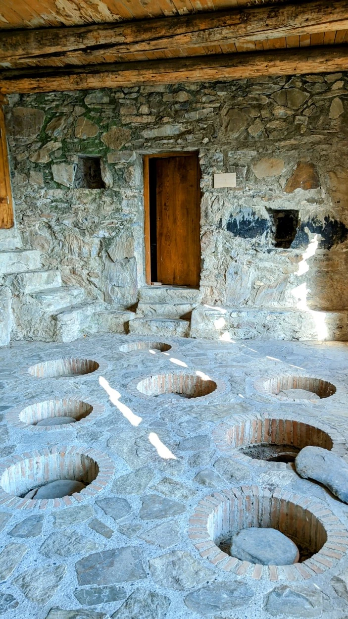 vino georgiano en qvevri — tradición vinícola de 8000 años