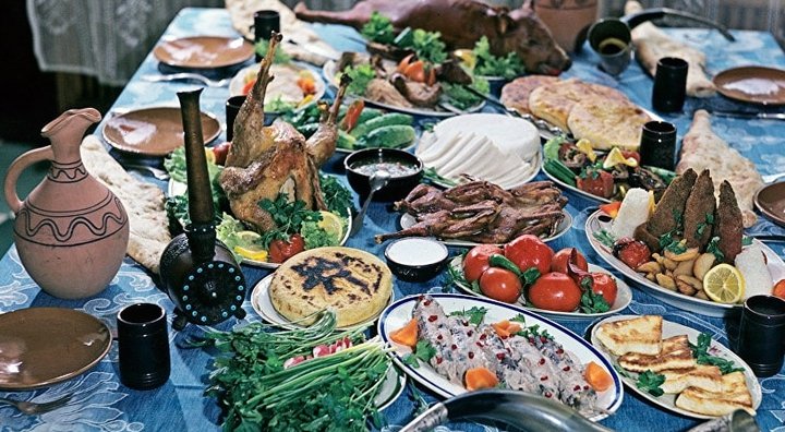 mesa georgiana supra con platos tradicionales — hospitalidad caucásica