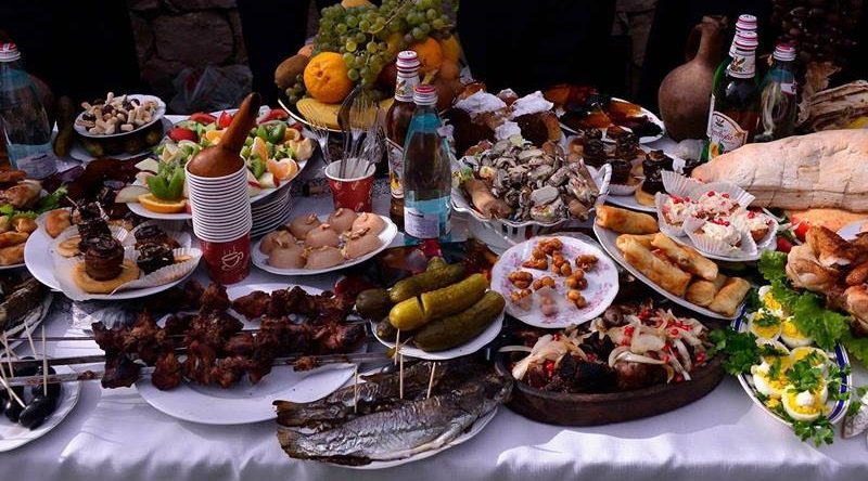 gastronomía del Cáucaso — platos típicos georgianos sobre mesa