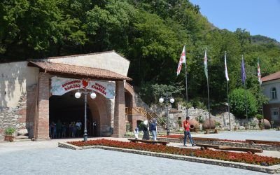 Bodega en Tunel del Cáucaso en Georgia