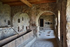 Interior del Monasterio de Nekresi en Georgia con qvevris enterrados en el suelo para la elaboración tradicional de vino