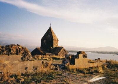 Vista panorámica de un monasterio histórico en Georgia y Armenia - Viaje desde Barcelona