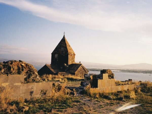 Vista panorámica de un monasterio histórico en Georgia y Armenia - Viaje desde Barcelona