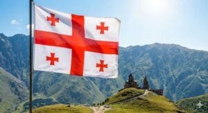 Bandera de Georgia en el fondo de Gergeti